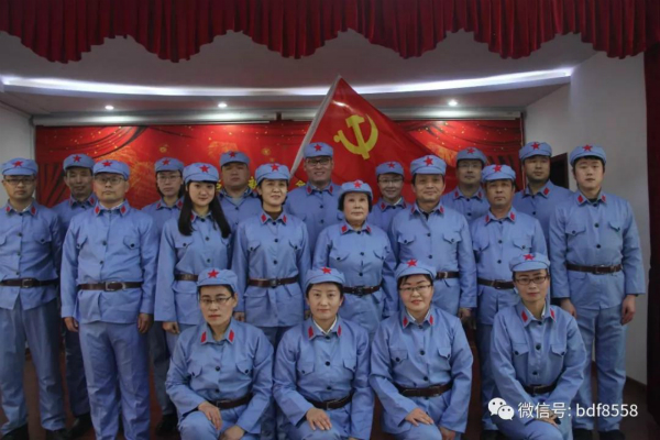 成院长和部分华海家人也精心准备了节目忠字舞《敬祝毛主席万寿无疆》