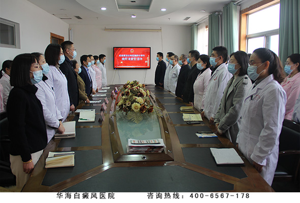 与会人员全体起立，奏国歌.jpg