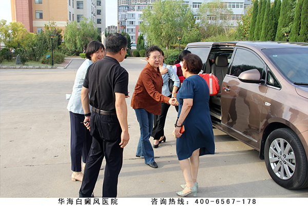 成院长热情迎接市区宣传部、文联及中国女摄影家协会有关领导.jpg