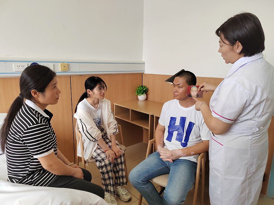 4、看到住院病友刘伟的治疗效果，母女俩终于放下心理负担900-600.jpg