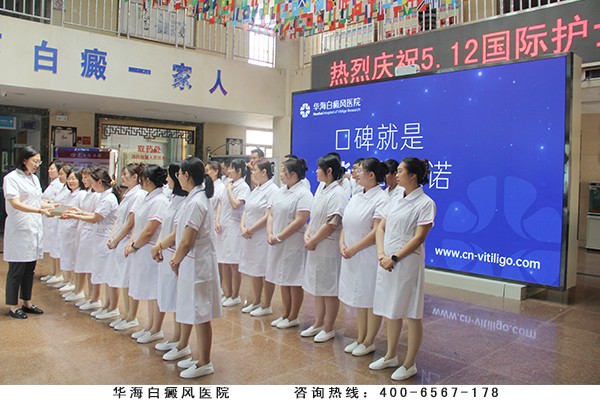 院长助理程明明为护理人员颁发节日礼品.jpg