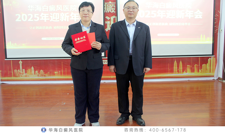 韩总为淄博推广中心颁发市级“先进集体奖”.jpg