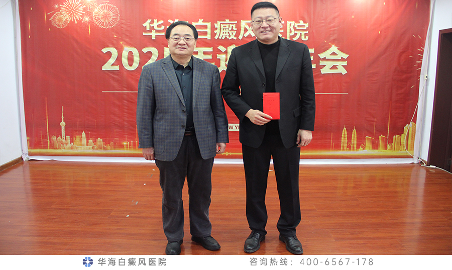 韩总颁发节约资金奖.jpg