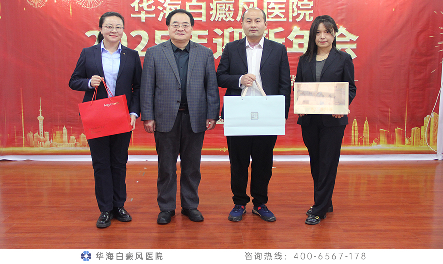 韩总颁发全员营销鼓励奖.jpg