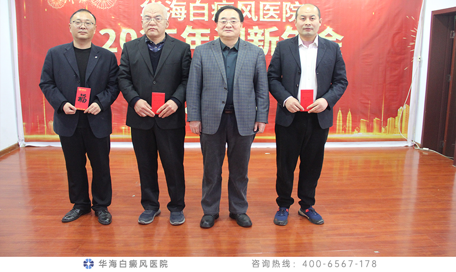 韩总颁发员工出勤率奖jpg