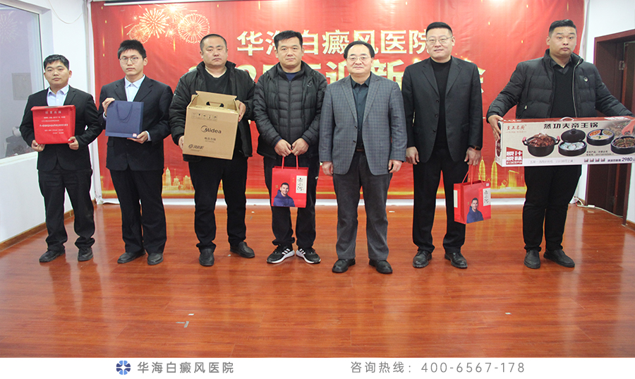 韩总颁发员工出勤率奖.jpg