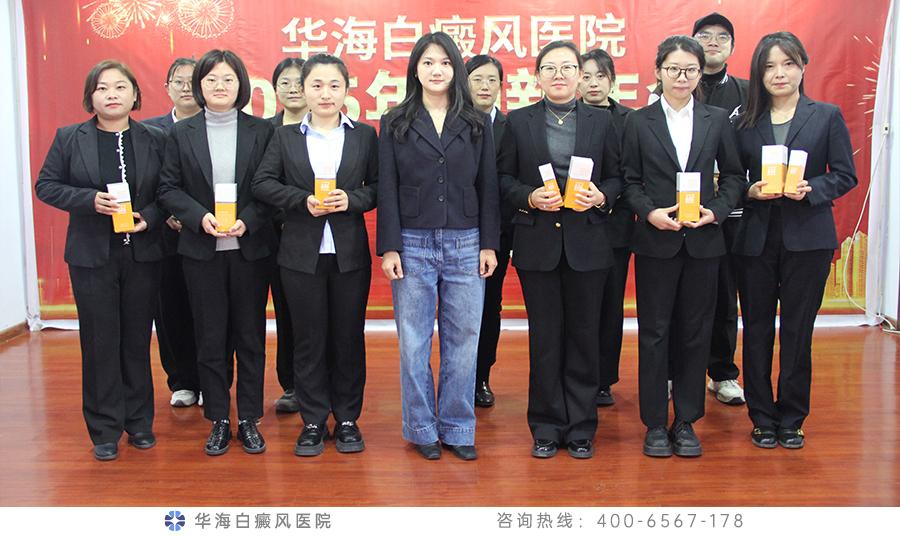 韩院长颁发员工创新鼓励奖.jpg
