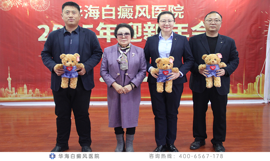 成院长为元旦汇演主创人员颁奖.jpg