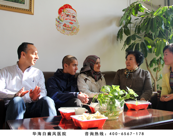 成院长为南非白癜风患者哈萨一家过圣诞节 成院长为南非白癜风患者哈萨一家过圣诞节