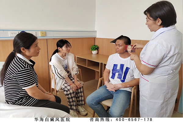 看到住院病友刘伟的治疗效果，母女俩终于放下心理负担.jpg