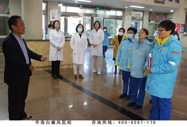 院党支部书记张振远介绍医院党建、服务科研、医疗一线情况.jpg
