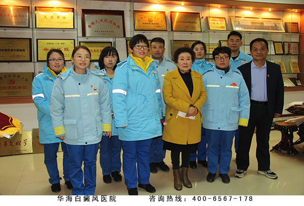 参观医院荣誉室.jpg