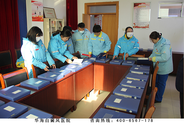 在党员活动室观摩学习.jpg