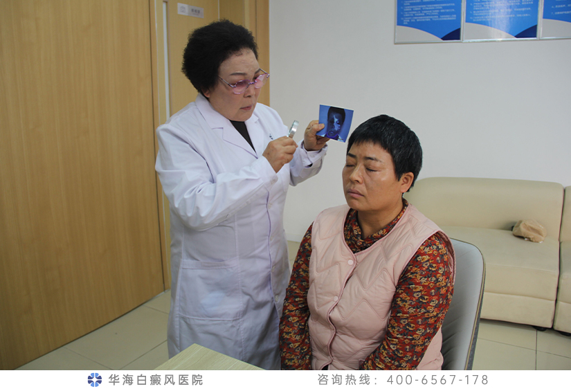 成爱华院长为丁金梅进行出院前的检查.jpg 成爱华院长为丁金梅进行出院前的检查.jpg