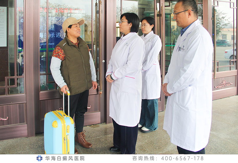 医护人员欢送丁金梅出院,祝福她开启人生新征程.jpg 医护人员欢送丁金梅出院,祝福她开启人生新征程.jpg