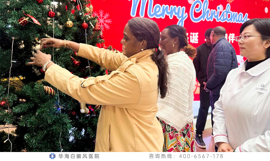 1766735749757424.jpg 2.国外患者及医护人员装扮圣诞树.jpg