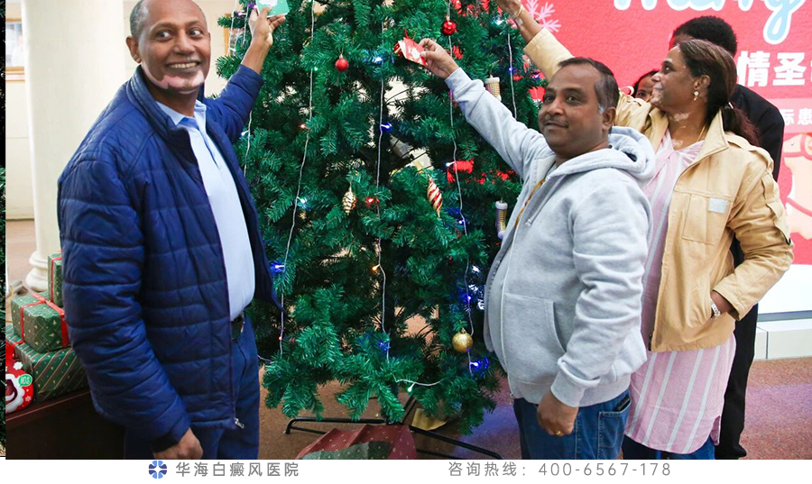 1766735871443097.jpg 4.将心愿卡挂上圣诞树.jpg