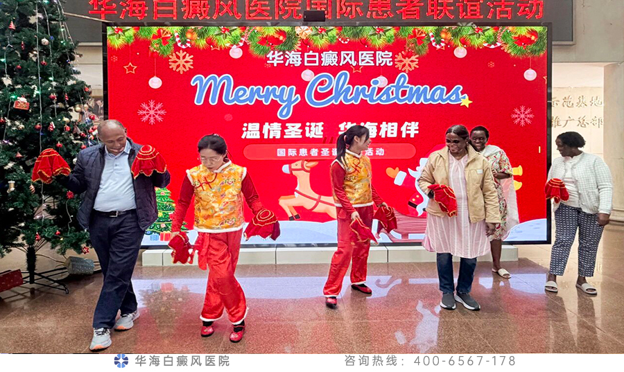 1766736206540807.jpg 9.医护人员教国外患者转手绢、扭秧歌.jpg