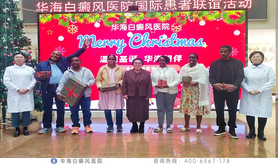 1766736273764713.jpg 10.成院长为获奖者颁奖.jpg