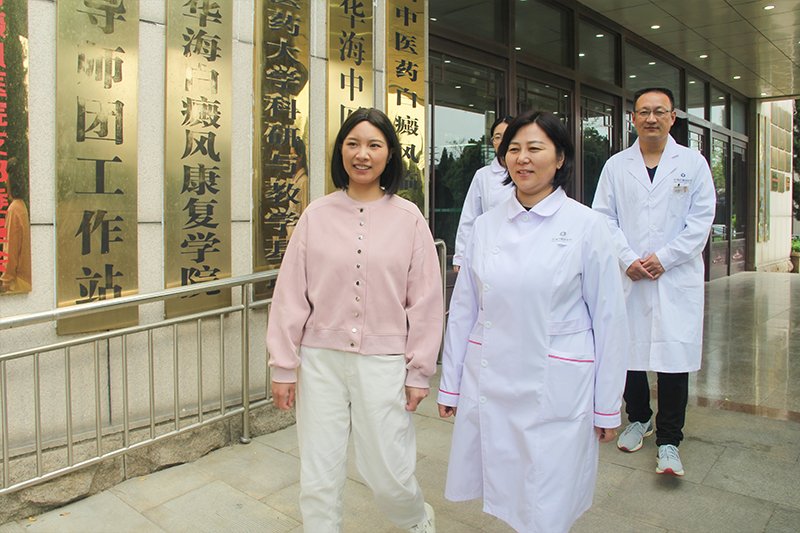 医护人员欢送刘肃出院，祝福她开启新的人生旅程.jpg