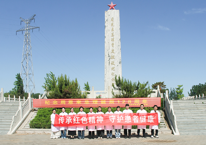 3、纪念碑前集体合影留念.jpg